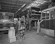 855145 Afbeelding van het enkele stadsbussen in de onderhoudswerkplaats in de remise van het Gemeentelijk Energie- en ...